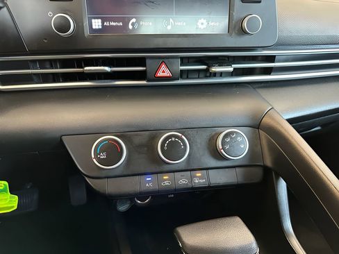 Used 2025 Hyundai Elantra SE image 20