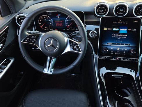 Used 2025 Mercedes-Benz GLC 300 image 23