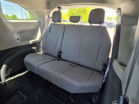 Used 2022 Toyota Sienna XLE FWD image 17