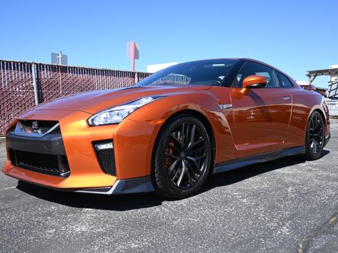 Used 2017 Nissan GT-R Premium AWD/4WD image 2