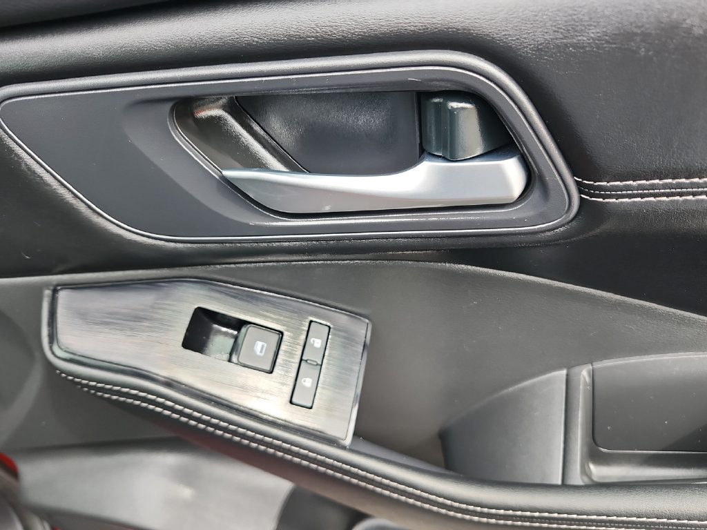Used 2025 Nissan Rogue SV w/ SV Premium Package FWD image 25