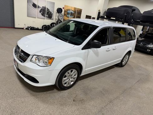 Used 2018 Dodge Grand Caravan SE w/ UConnect Hands-Free Group image 9