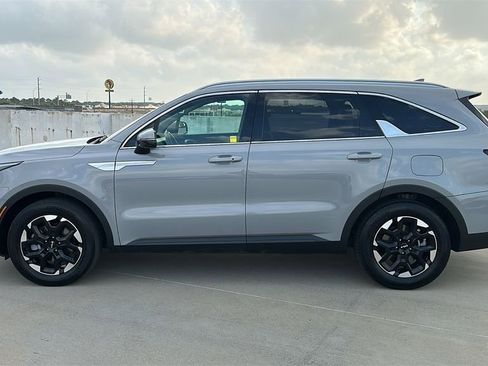 Used 2024 Kia Sorento S FWD image 9