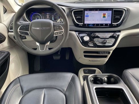 Used 2023 Chrysler Pacifica Touring-L image 12