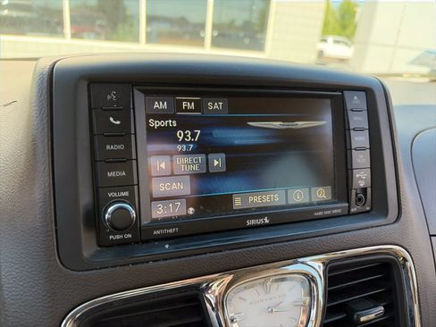 Used 2014 Chrysler Town & Country Touring w/ Trailer Tow Group FWD image 3
