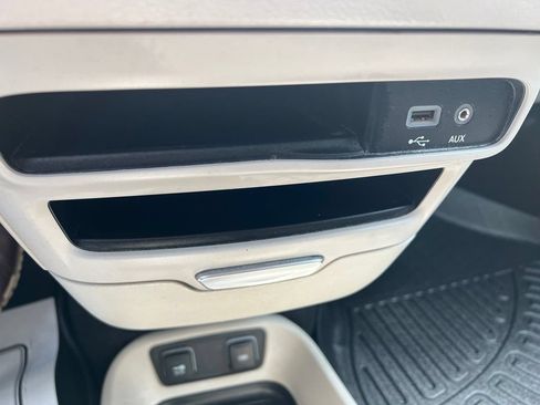 Used 2019 Chrysler Pacifica Touring Plus w/ Cold Weather Group FWD image 41