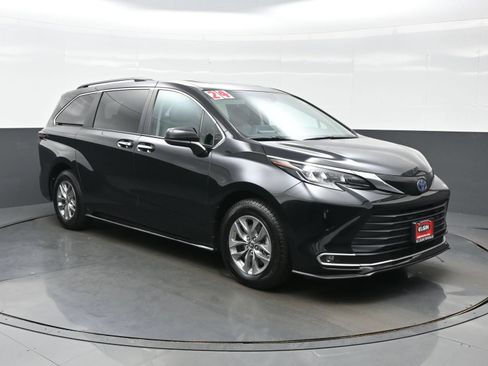Used 2024 Toyota Sienna XLE FWD image 8