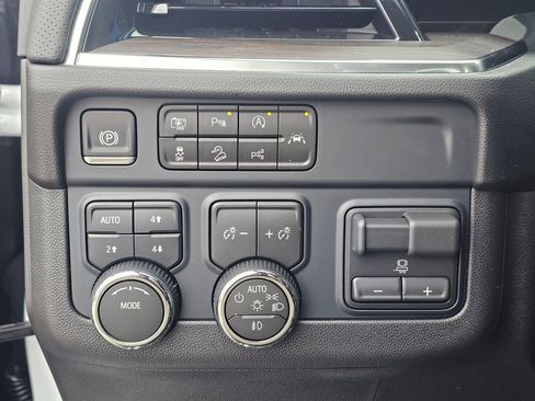 New 2026 Chevrolet Suburban Premier image 27