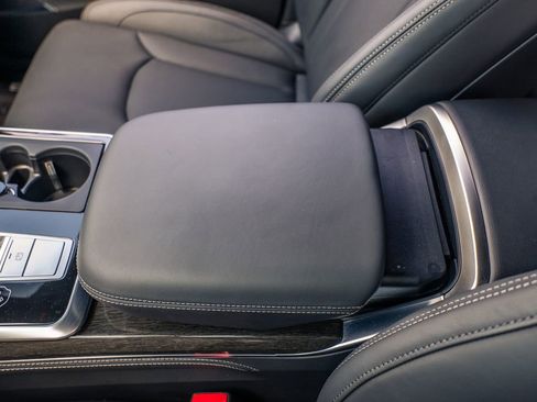 Used 2025 Audi Q8 Prestige image 31