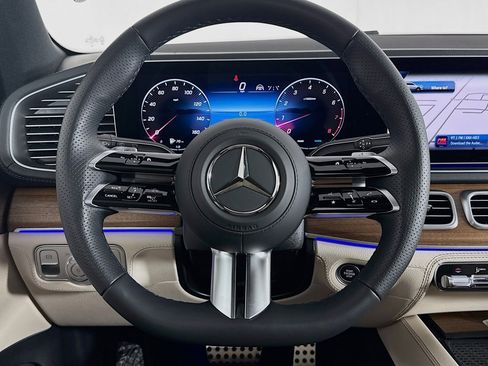 Used 2025 Mercedes-Benz GLS 580 4MATIC image 18