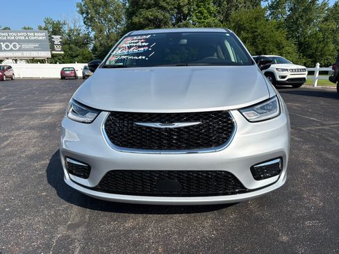 Used 2024 Chrysler Pacifica Touring-L FWD image 5