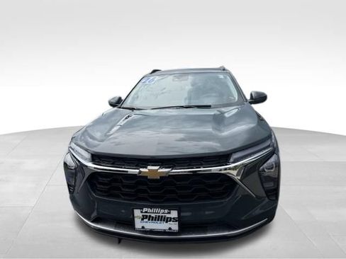 Used 2026 Chevrolet Trax LT FWD image 2