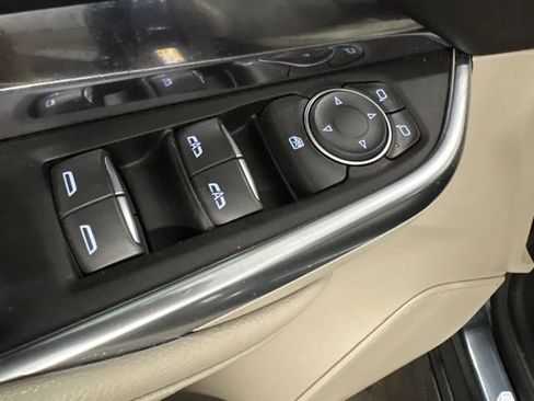 Used 2019 Cadillac XT4 Luxury w/ Cold Weather Package FWD image 12