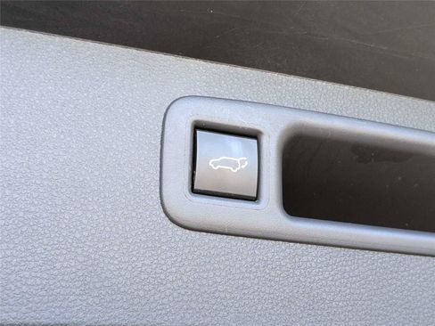 Certified 2025 Toyota Highlander XLE FWD image 11