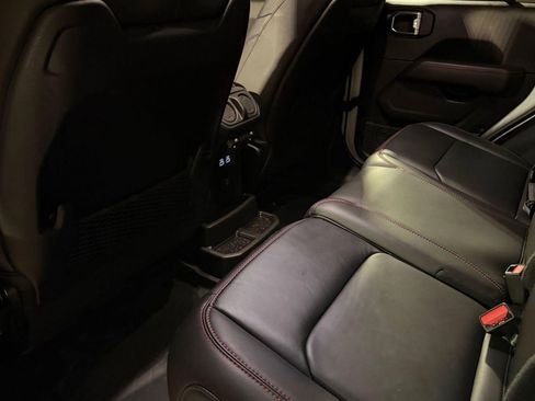 Used 2025 Jeep Wrangler Unlimited Rubicon image 21