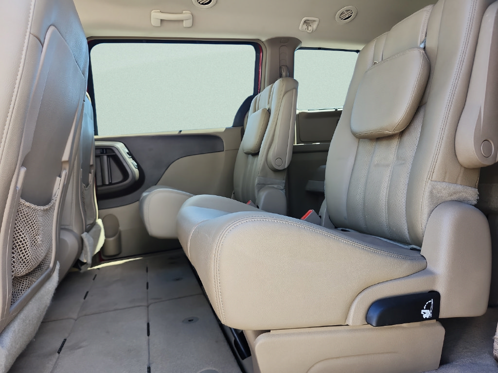 Used 2015 Chrysler Town & Country Touring-L w/ Driver Convenience Group FWD image 22