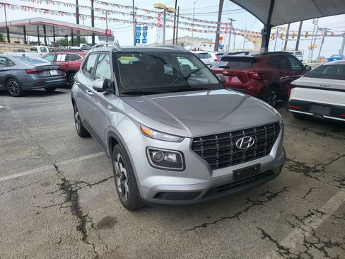 Used 2025 Hyundai Venue SEL FWD image 2