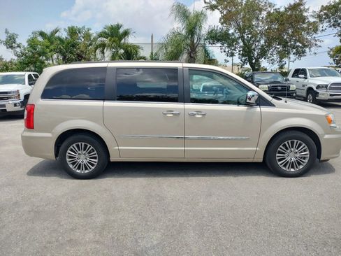 Used 2014 Chrysler Town & Country Touring-L w/ Driver Convenience Group FWD image 9