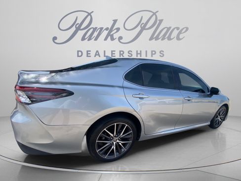 Used 2021 Toyota Camry XLE w/ Cold Weather Package FWD image 6