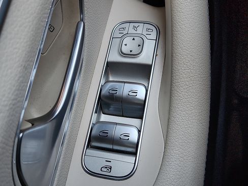 Used 2020 Mercedes-Benz GLE 350 4MATIC w/ Premium Package image 16