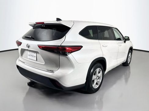 Used 2023 Toyota Highlander LE AWD/4WD image 9