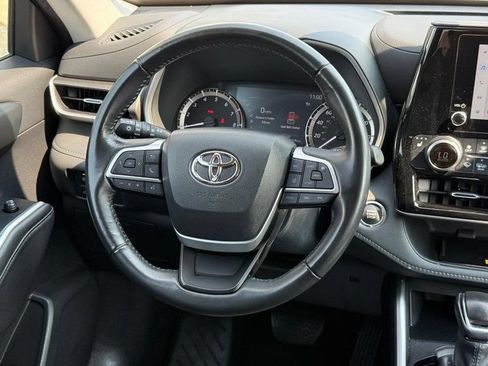 Used 2023 Toyota Highlander XLE AWD/4WD image 15