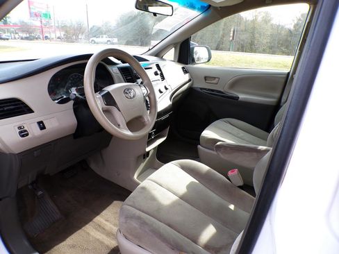 Used 2012 Toyota Sienna w/ Towing Pkg image 22