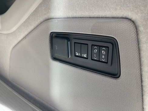 Used 2025 Cadillac Escalade ESV Sport Platinum image 14