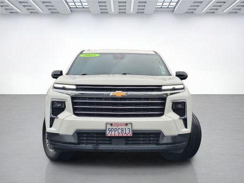 Used 2025 Chevrolet Traverse LT FWD image 2