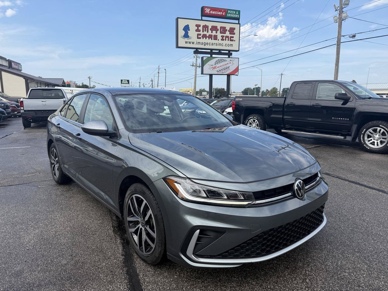 Used 2025 Volkswagen Jetta SE FWD image 4