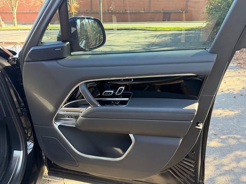 Used 2025 Land Rover Range Rover SE image 38