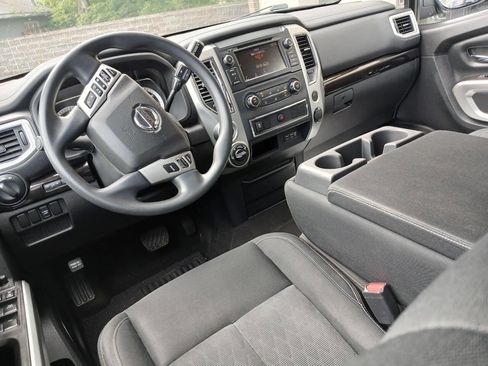 Used 2019 Nissan Titan SV image 8