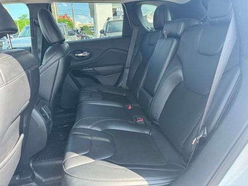 Used 2019 Jeep Cherokee Latitude Plus AWD/4WD image 10