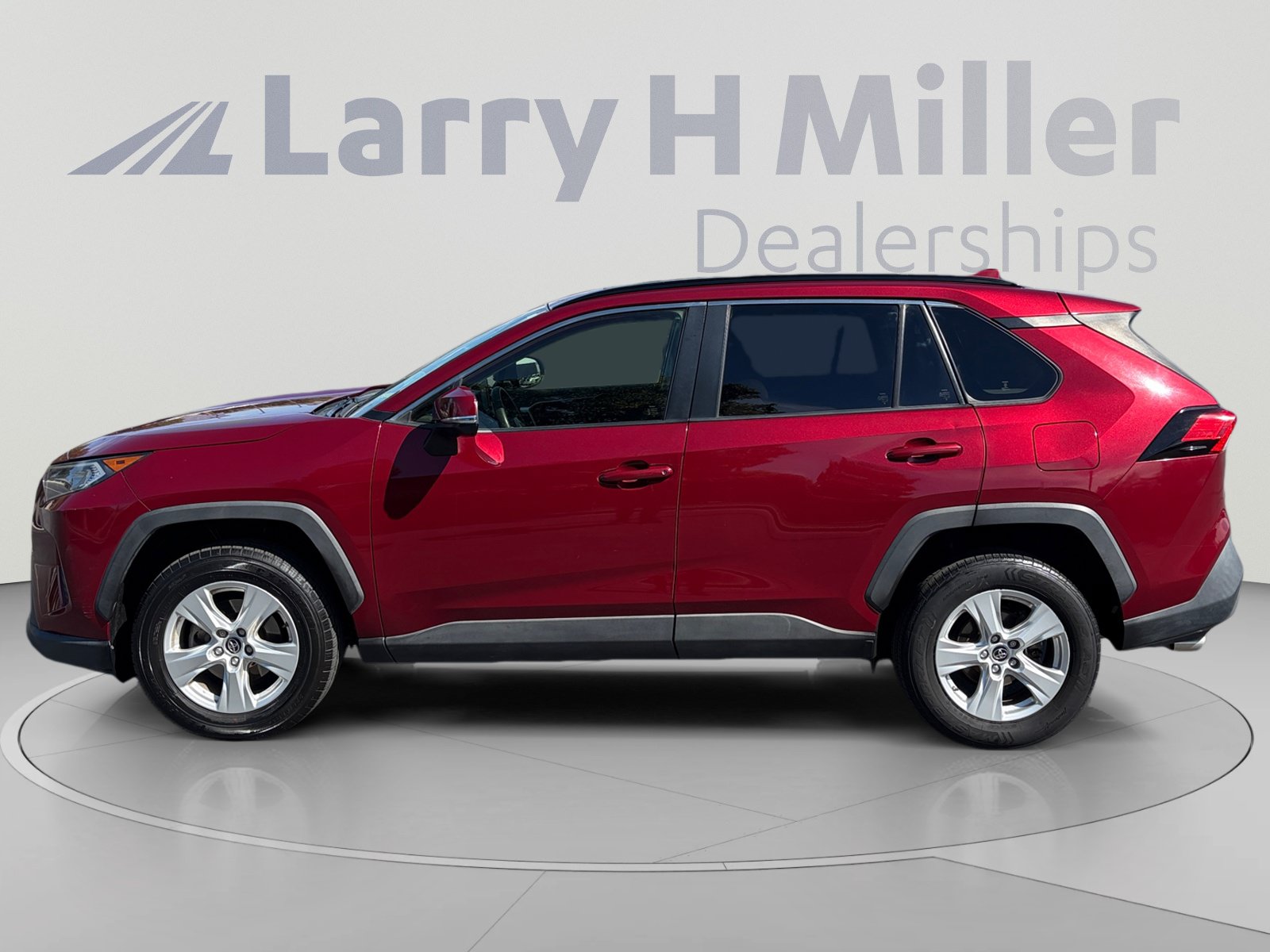Used 2019 Toyota RAV4 XLE w/ Carpet Mat Package FWD image 2