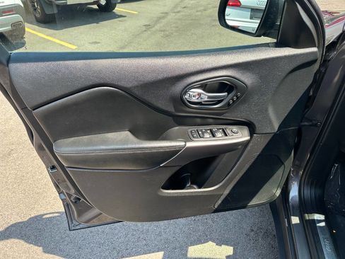 Used 2019 Jeep Cherokee Limited image 9