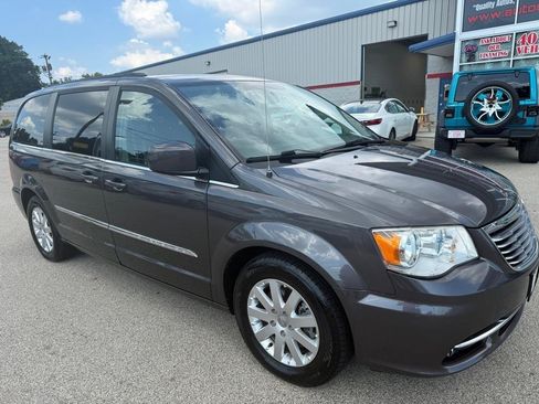 Used 2015 Chrysler Town & Country Touring FWD image 5