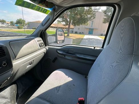 Used 2006 Ford F550 2WD Regular Cab Super Duty image 13