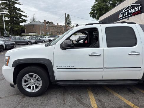Used 2011 Chevrolet Avalanche LTZ AWD/4WD image 5