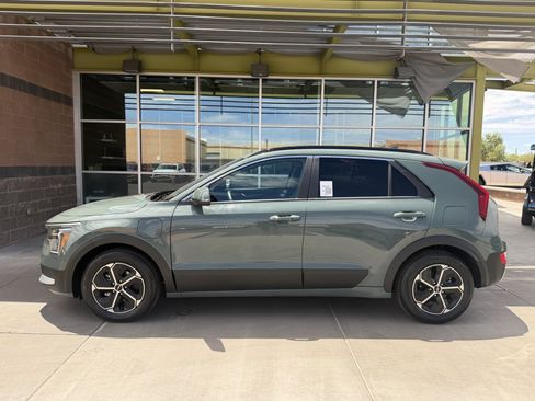 Used 2023 Kia Niro EX w/ EX Cold Weather Package FWD image 7