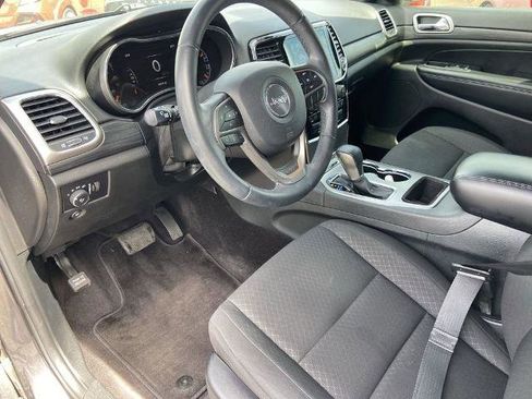 Used 2019 Jeep Grand Cherokee Laredo w/ 18" Wheel & 8.4" Radio Group AWD/4WD image 6