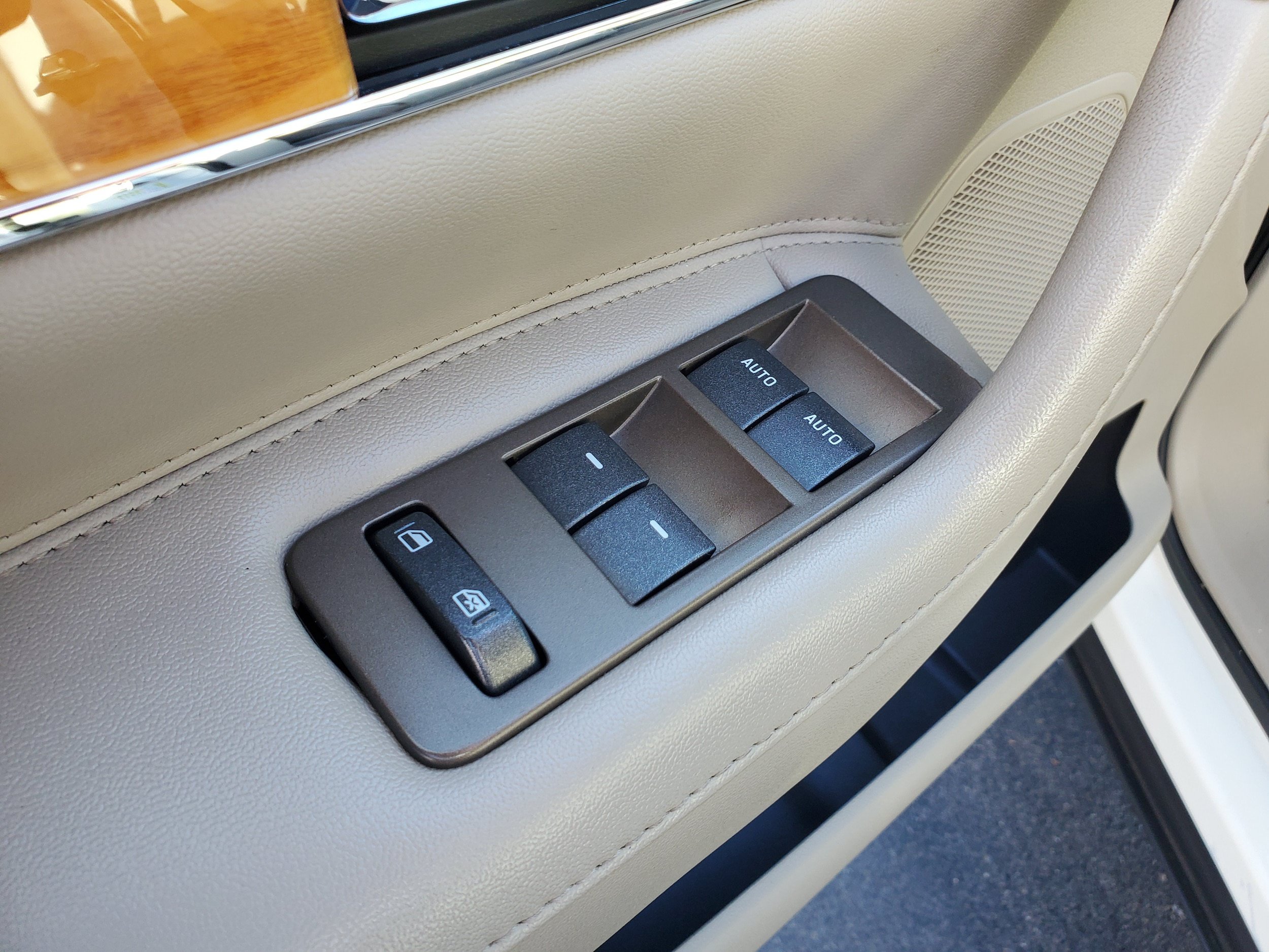 Used 2012 Lincoln MKX AWD image 11