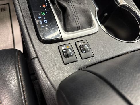 Used 2017 Toyota Highlander AWD V6 image 32