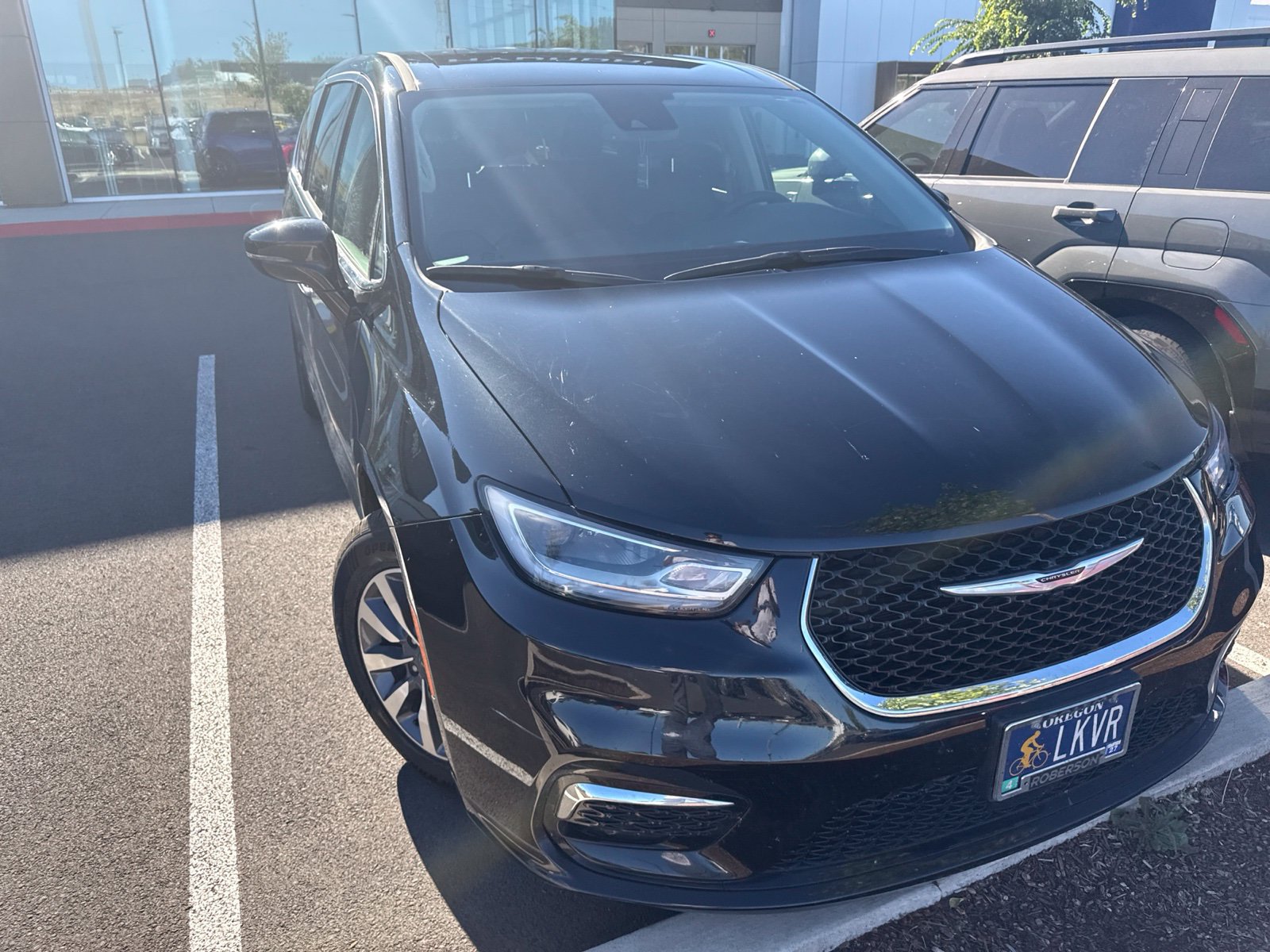 Used 2022 Chrysler Pacifica Touring-L FWD image 2