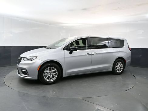 Used 2024 Chrysler Pacifica Touring-L FWD image 2