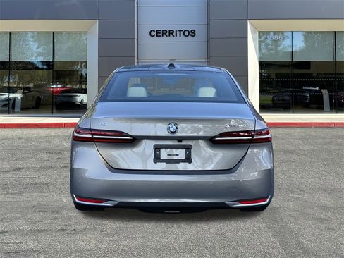 Used 2025 BMW i5 xDrive40 w/ Premium Package image 7