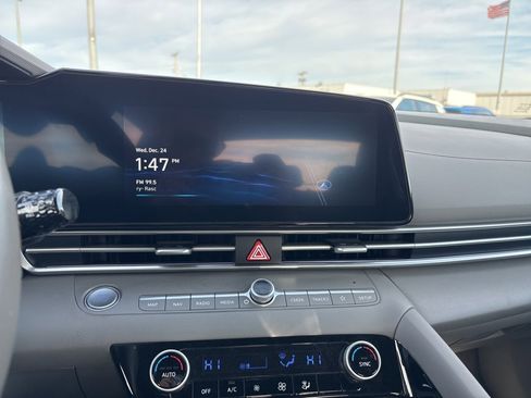 Used 2025 Hyundai Elantra SEL image 15