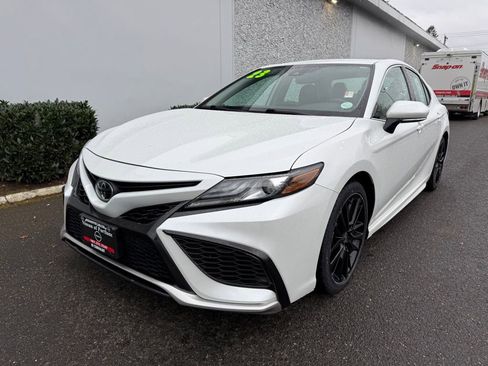 Used 2023 Toyota Camry XSE FWD image 3