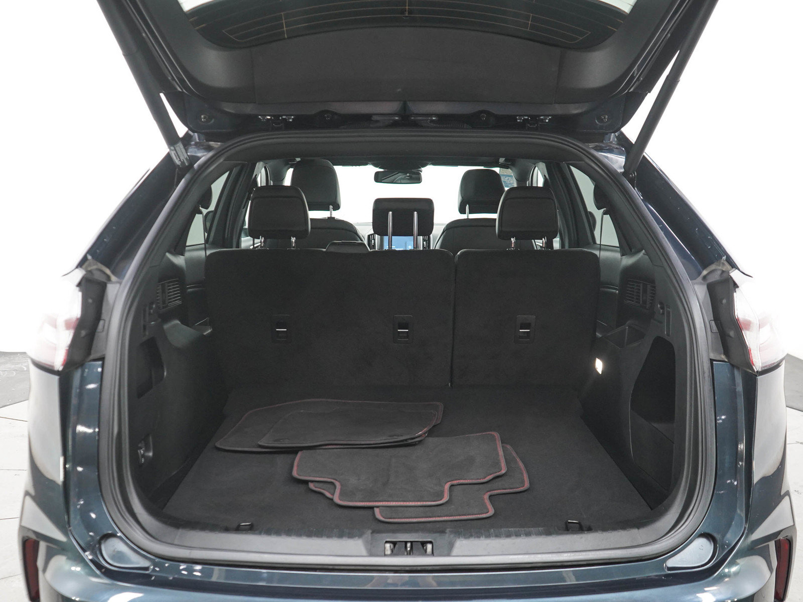 Used 2022 Ford Edge ST-Line w/ Class II Trailer Tow Package AWD/4WD image 16