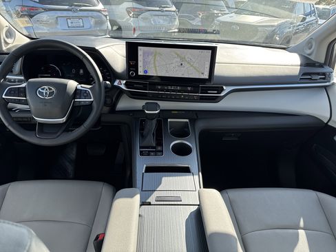 Used 2025 Toyota Sienna XLE image 10