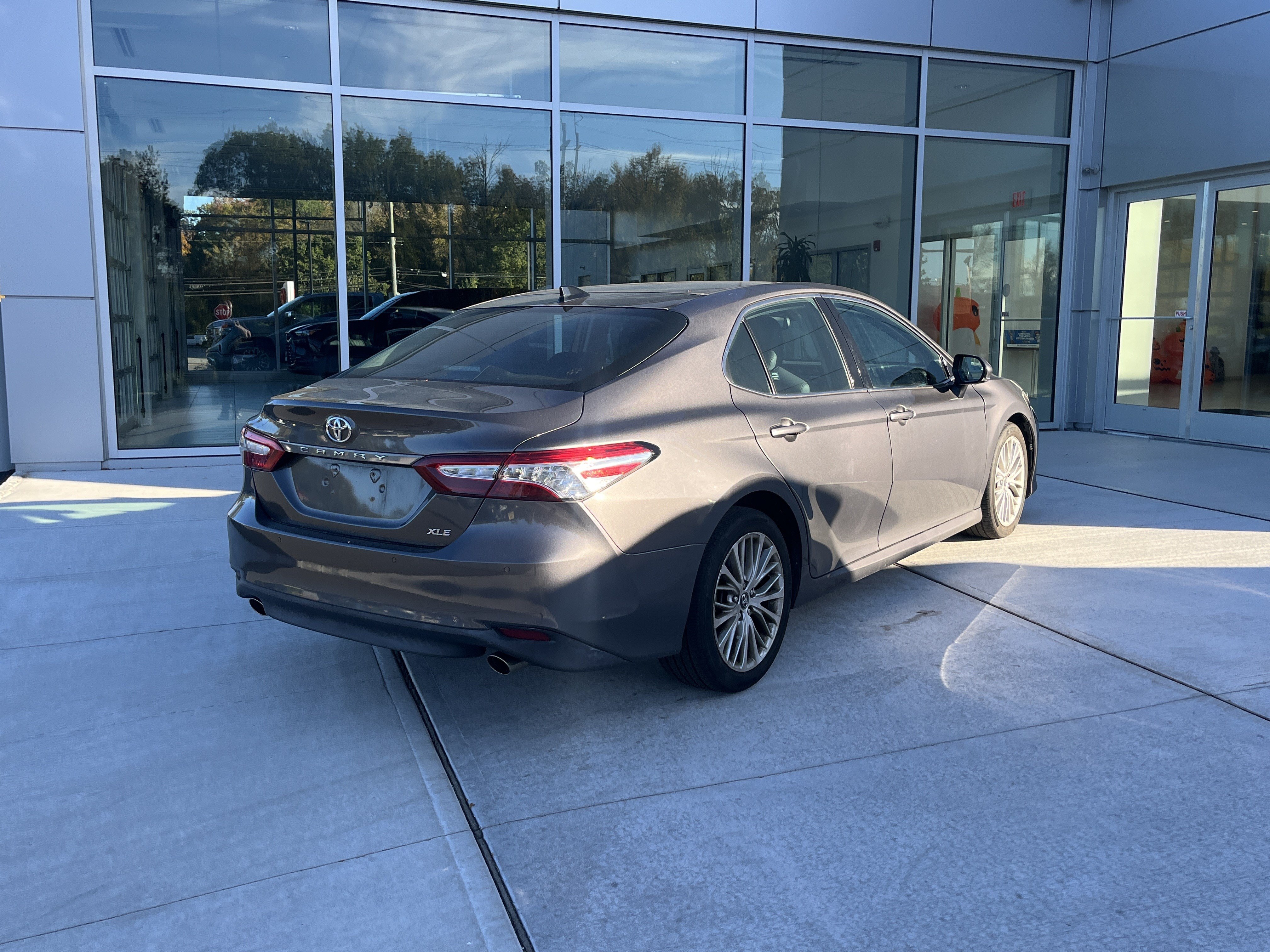 Used 2019 Toyota Camry XLE w/ Driver Assist Package FWD image 3